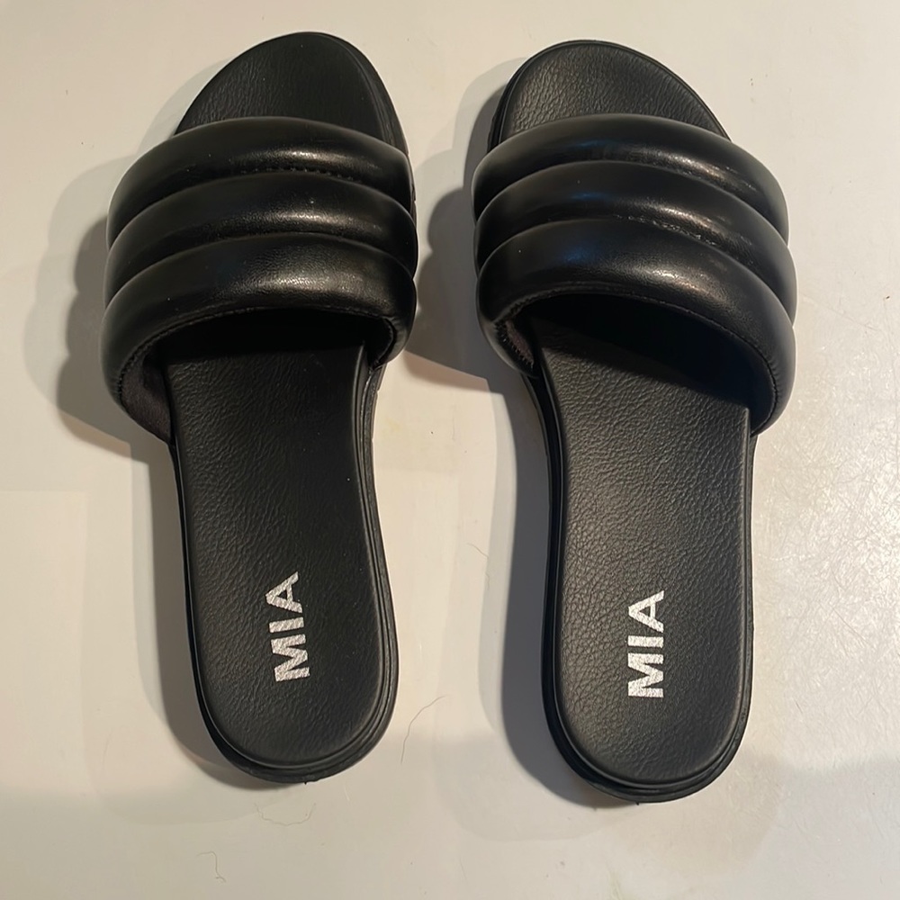 Mia sandals